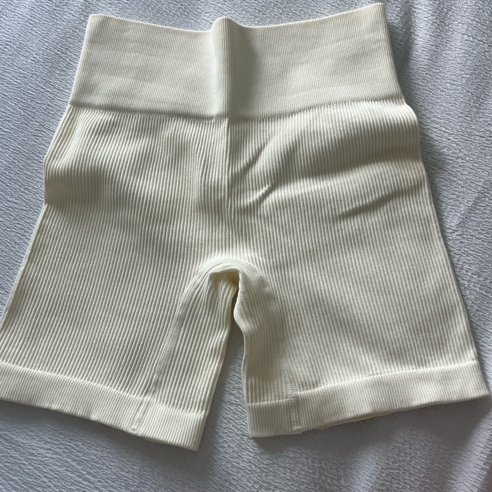 Ivory ribbed women’s biker shorts